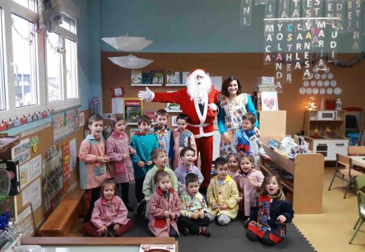 Boqueixón inaugura as festas coa visita de Papá Noel aos centros educativos e á residencia de maiores